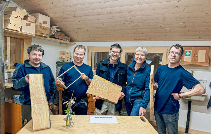 Das SCHREINEREIplus-Team (v. l.) ist im Holz zu Hause: Niklaus Liechti, Marco Eigenheer, Nicolas von Känel, Barbara Schranz und Michael Bircher. BILDER: RUTH STETTLER