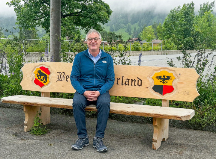 Peter Stoller auf einer der Bänke, die im Zuge der Dorfplatzsanierung ersetzt werden – dieses Traktandum gab an der Gemeindeversammlung besonders viel zu tun. BILD: BIANCA HÜSING