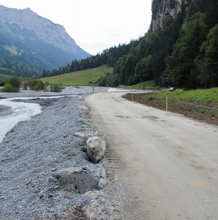 Zum Schutz vor Überschwemmungen wurde die Griesalpstrasse letztes Jahr um rund 80 cm angehoben. Dauerhaft muss aber eine andere Lösung her. Die ist zwar nicht Thema an der Gemeindeversammlung, wird allerdings in der Botschaft des abtretenden Obmanns erwähnt. BILD: REDAKTION