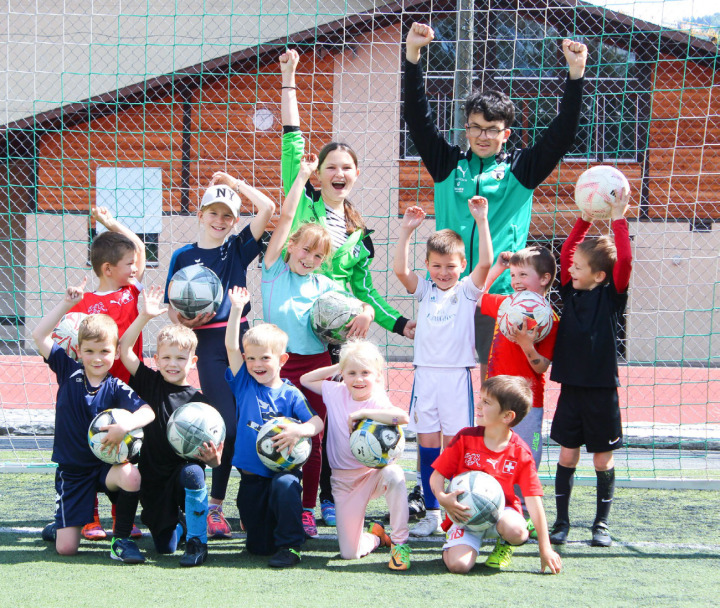 Strahlende Gesichter und viel Freude bei den Kindern und dem Leiterteam gibt es jeweils in der Fussballschule des FC Reichenbach. BILD: MICHAEL MAURER