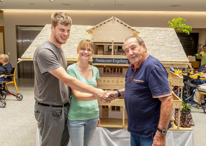 Ernst Jungen (r.) feiert mit den «Engelberg»-Pächtern Anita Wäfler und Marcel Ryter eine besondere Aufrichte. BILDER: MICHAEL SCHINNERLING