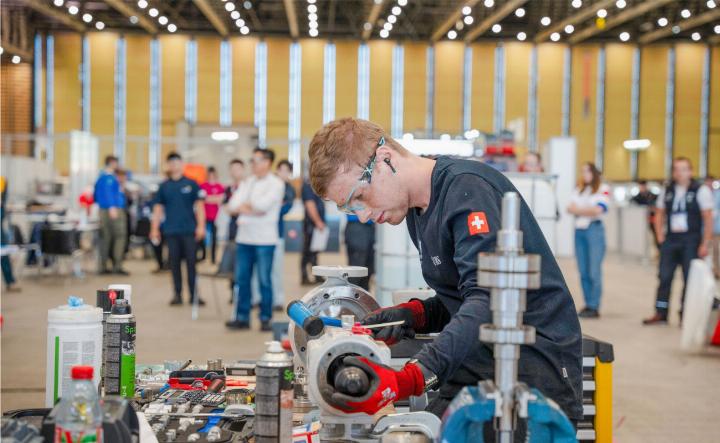 Als besonders knifflig erwies sich die Pumpenmontage am vierten Wettkampftag. Hier wurde die Zeit knapp für Dominic Brügger. BILDER: ZVG SWISSSKILLS