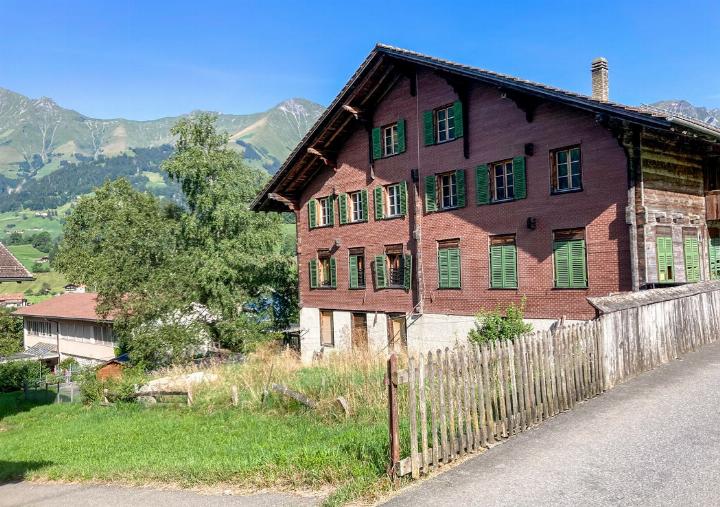 RED Das ehemalige Schulhaus Hasli liegt neu in einer Wohnzone. BILD: HSF