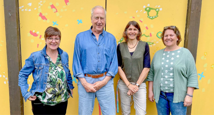 V. l.: Barbara Jost, (neugewählte Präsidentin des Vorstandes), der abtretende Präsident Roland Teuscher, Simone Guyot (Schulleitung) und Simone Wampfler (Vizepräsidium Vorstand) BILD: ZVG