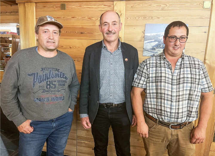 Bauernverbandspräsident Jürg Iseli, flankiert von den Landwirten Martin Grossen (l.) und Daniel Grossen. BILD: PETER ROTHACHER