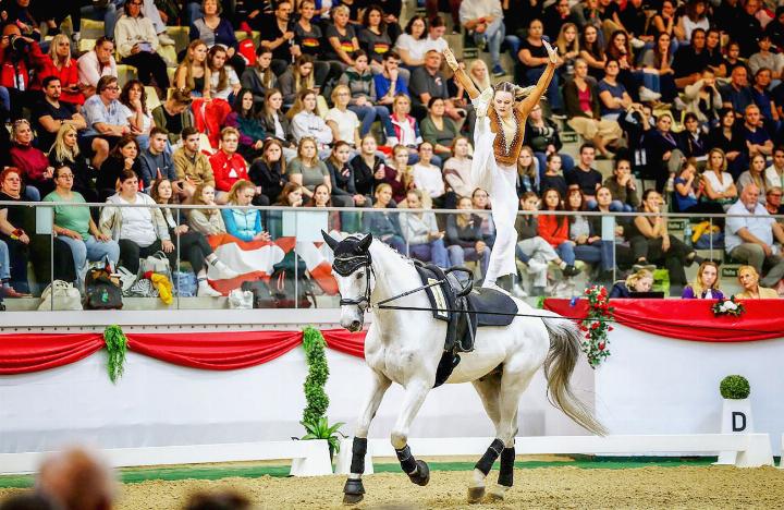 Michelle Brügger auf ihrem Pferd Acardi an der EM im Voltigieren. BILD: LORENA LA SPADA