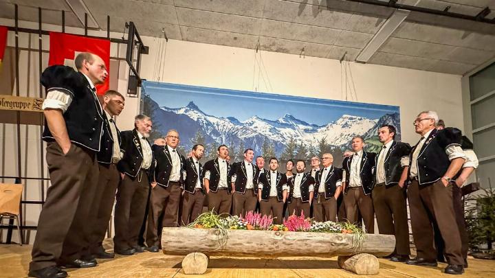 Die Gastgeber, die Jodlergruppe Engstligtal, waren auf und neben der Bühne Anstifter zur guten Stimmung in der Turnhalle. BILD: RUTH STETTLER Die Gastgeber, die Jodlergruppe Engstligtal, waren auf und neben der Bühne Anstifter zur guten Stimmung in der Turnhalle. BILD: RUTH STETTLER