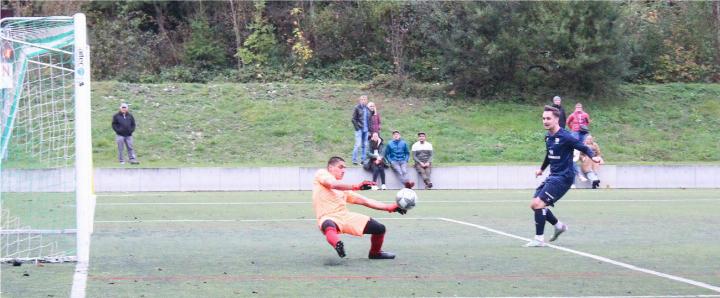 Reichenbachs Goalie Matthias Bärtschi vereitelte mit seinen Paraden so manchen Frutiger Vorstoss. BILD: MICHAEL MAURER