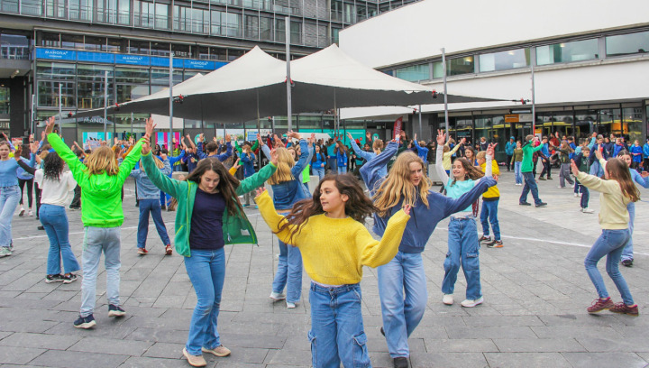 130 Kinder – darunter 16 aus dem Tal – waren an der Show auf dem Manorplatz beteiligt. BILD: MARIA STEINMAYR