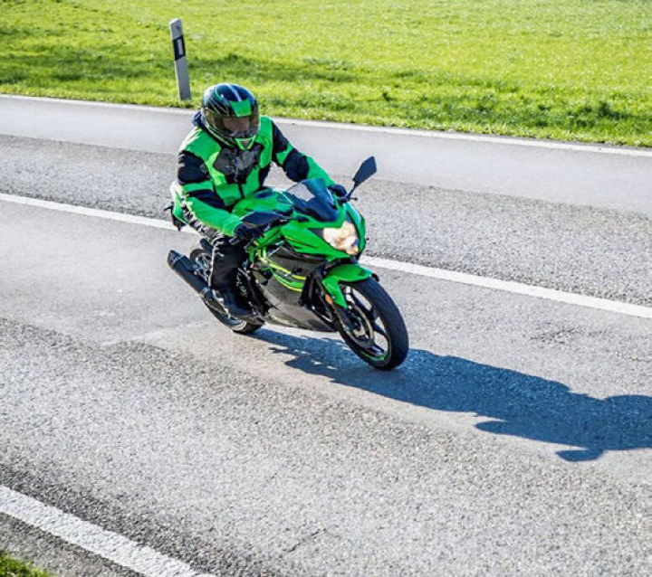 Für junge Motorfahrradfahrer und -fahrerinnen sind die Strassen ein riskanter Ort. Sie sind besonders oft von Unfällen betroffen, schreibt das BFU. (Symbolbild)