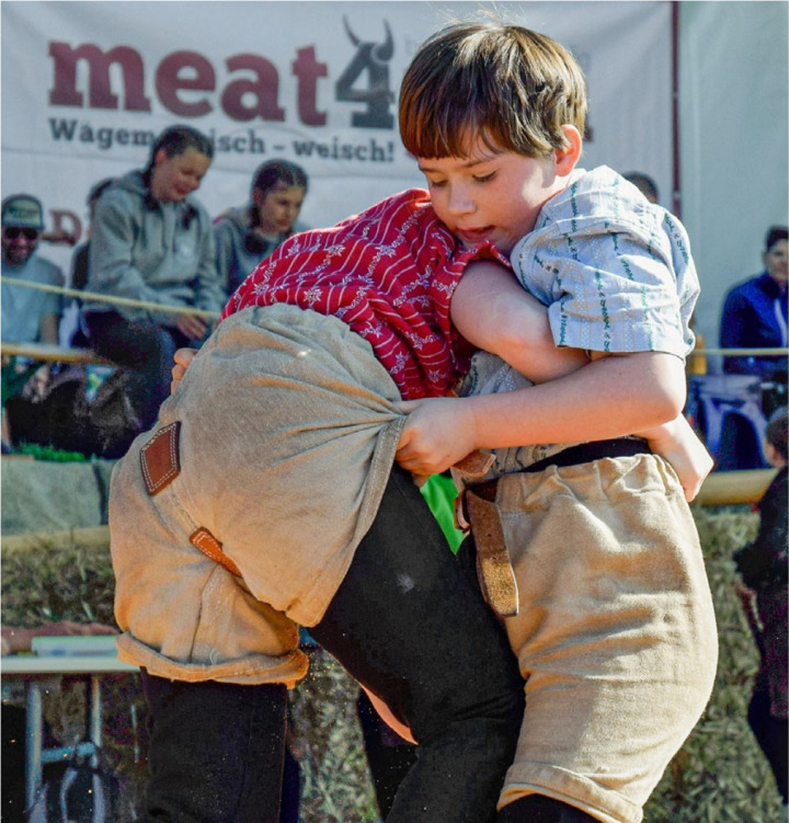 Svenja Graf (r.) nimmt sich für jedes Schwingfest vor, mindestens vier von sechs Gängen zu gewinnen. Bislang hat sie drei Zweige. BILD: ZVG