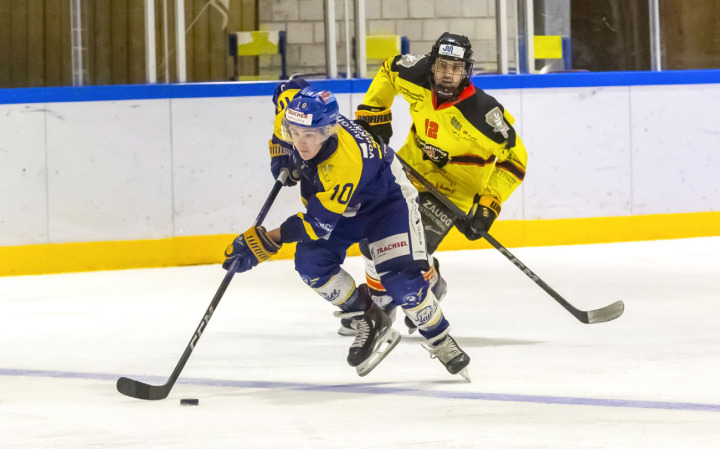 Kanderstegs Captain Renato Müller, uneinholbar für seinen Gegenspieler vom SC Freimettigen BILD: MICHAEL SCHINNERLING