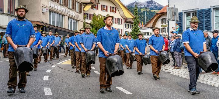 Frutigen stand am Wochenende ganz im Zeichen des Brauchtums: Beim Oberländischen Trychlerträffä zogen geschmückte Kühe durchs Dorf, Hunderte Trychler liessen ihre Glocken erklingen und zahlreiche Besucherinnen und Besucher säumten die Strassen. Die Mischung aus Klang, Farbe und Tradition verwandelte Frutigen in eine festliche Bühne, auf der Gemeinschaft und Heimatgefühl eindrücklich spürbar wurden. BILDER: MARTIN WENGER