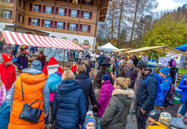 Geschätzt und gut besucht: der Weihnachtsmarkt mit seinem reichhaltigen Angebot ALLE BILDER: MICHAEL SCHINNERLING