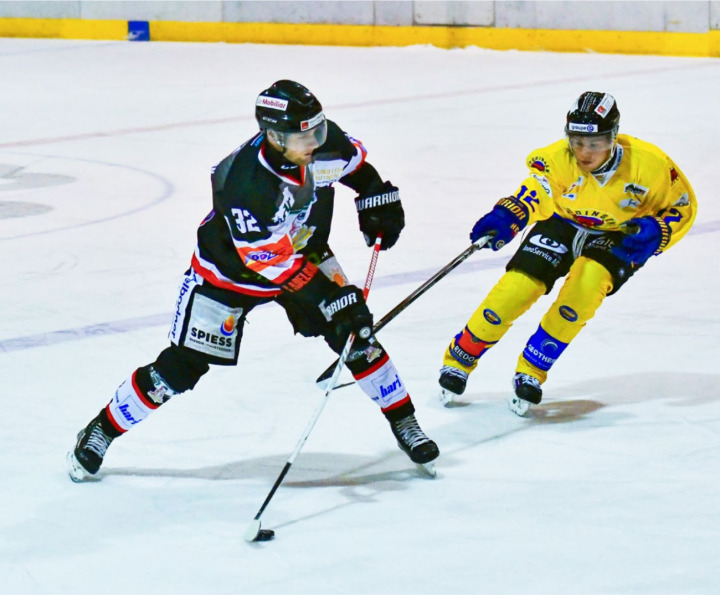 Adelbodens Neuzugang Roman Trachsel (l.) mit einem Abschluss von der blauen Linie BILD: BJÖRN ZRYD