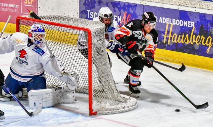 Die Adelbodner versuchten alles, waren aber chancenlos. Goalie Grguric, Rodondi und Captain Germann (v.l). BILD: BJÖRN ZRYD.
