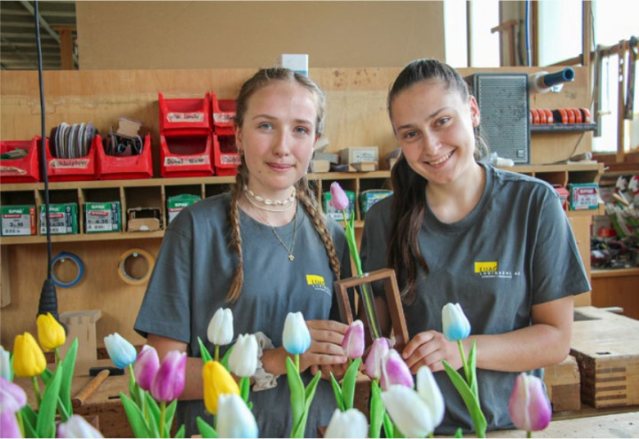 Die Lernenden Tabea Rösti (l.) und Kimberlee Thomi halfen beim Zusammenkleben eines «Väselis».