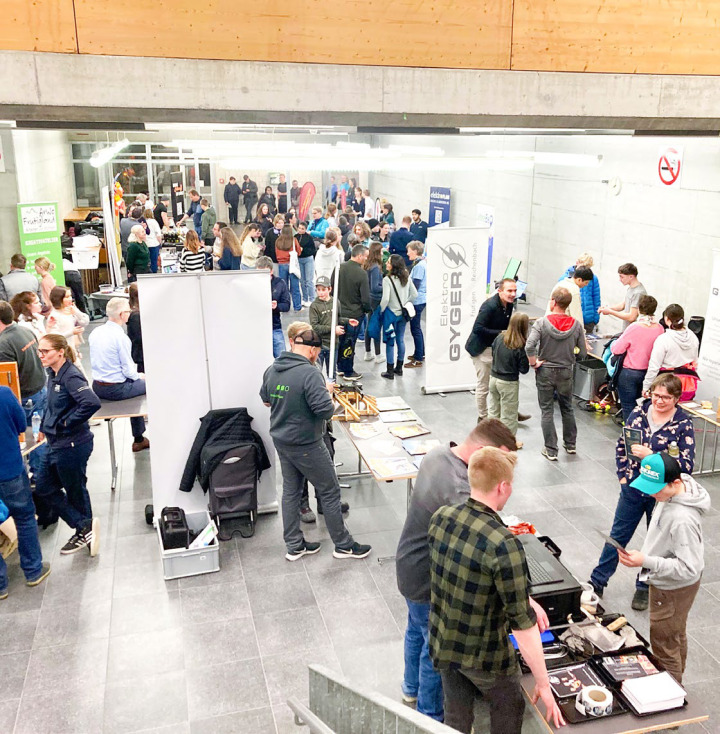 Gut besucht: Das Foyer der Widihalle in Frutigen BILD: RAHEL ROESTI