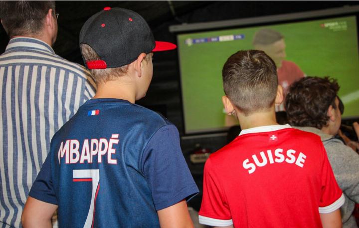 Ein Fan des Franzosen Kylian Mbappé und ein Schweiz-Anhänger verfolgten das Spiel gemeinsam. BILD: K ATHARINA WITTWER