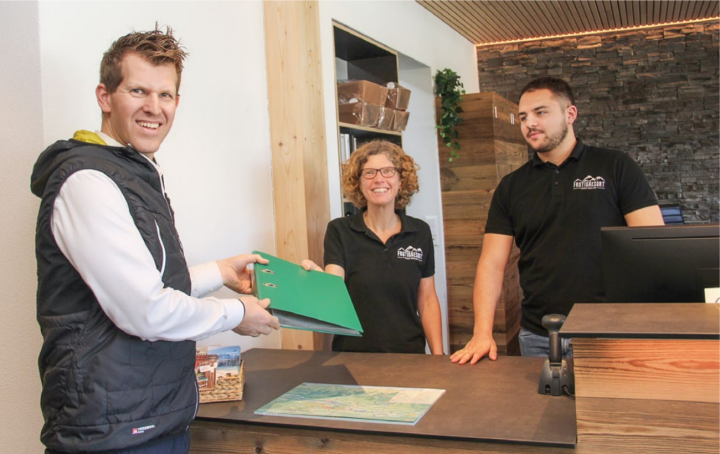 Christof Kaufmann (l.) bergibt den letzten Ordner seinen Nachfolgern Corinne Spring und Ismael Rehab. BILD: K ATHARINA WITTWER