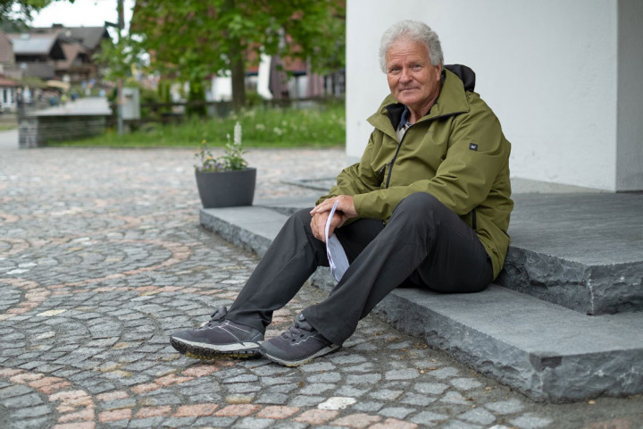 Kirchgemeinderat Hanspeter Müller ist mit der Umsetzung der Pflästerung und der neuen Zugangsrampe zur Kirche sehr zufrieden. BILDER: GERHARD K APPHAHN