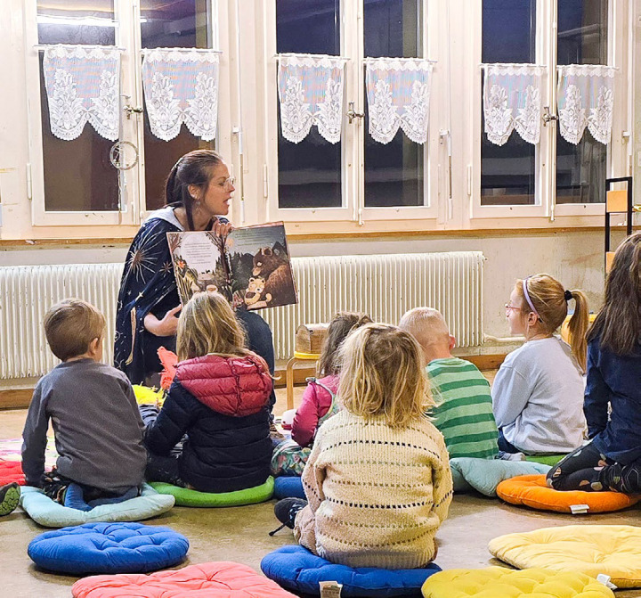 Gebannt lauschten die Kinder der poetischen Geschichte. BILD: K ATHRIN JUNGEN