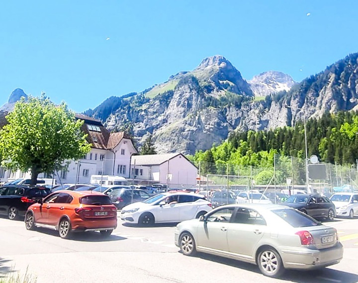 Kandersteg ächzt unter dem Verkehr, bedingt durch die Tagestouristen. BILD: FRITZ JOST