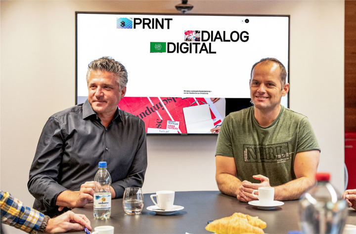 Philippe Hari (l.), Geschäftsführer und Verwaltungsratspräsident, im Besprechungszimmer der EGGER AG. Zur Geschäftsleitung gehört auch Mario Bühler, der im Unternehmen die Produktion leitet. BILD: ZVG