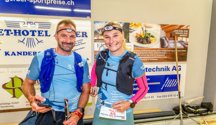 Andreas Gafner übergab die Startnummer am Samstagmorgen um 3.50 Uhr in Kandersteg an Andrea Zryd. BILD: MICHAEL SCHINNERLING