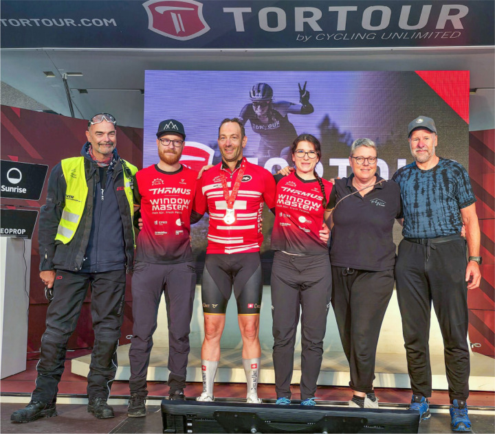 Das Team (v. l.): Motorrad-Marshall Achim, Thomas Bisang, Marco Rieder, Melanie Bürki, Helga Krol und Walter Thierstein. BILD: TORTOUR / PHILIPP AVENELL