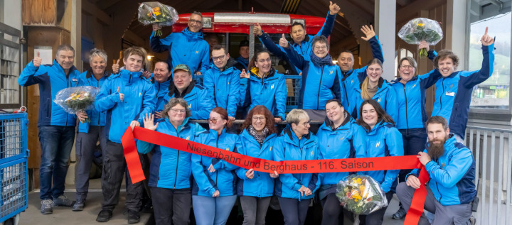 Das Niesen-Team freut sich auf die 116. Saison. BILDER: MICHAEL SCHINNERLING