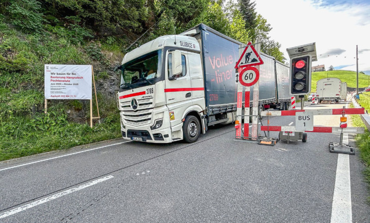 Es wird wieder mal einspurig auf der Adelbodenstrasse: Der Kanton sichert im Bereich Pochtenstutz seine Strasse. BILD: HANS RUDOLF SCHNEIDER