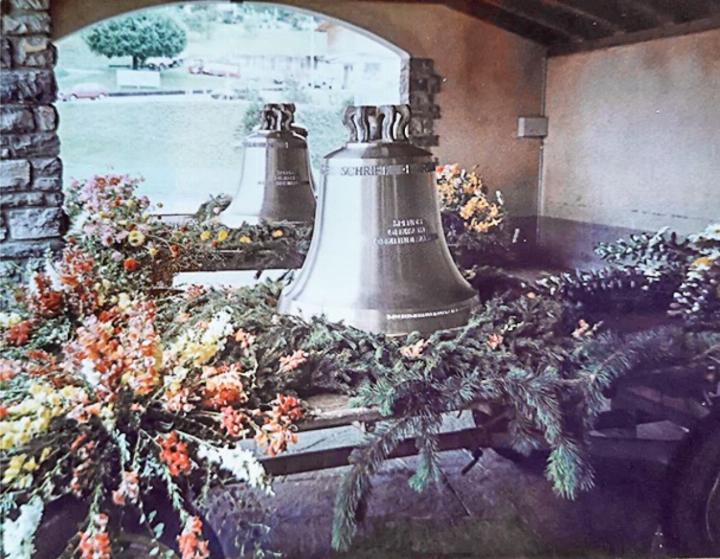 Am 11. August 1984 wurden die Glocken erst am Umzug durchs Dorf der Bevölkerung präsentiert und dann in den Kirchturm hinaufgezogen. BILD: ZVG / KIRCHGEMEINDE AESCHI-KRATTIGEN