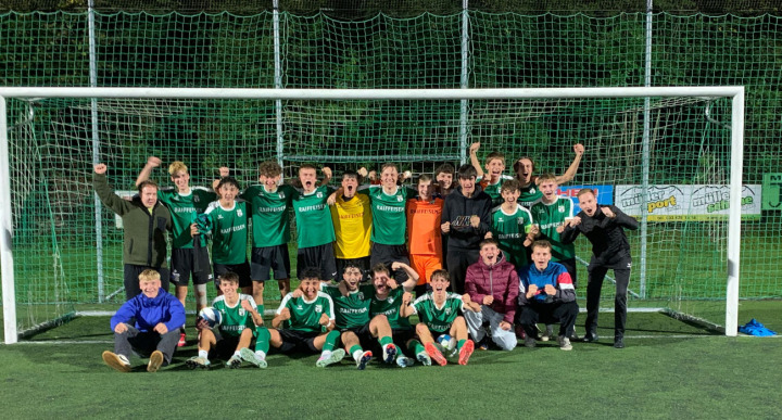 Eine starke Mannschaftsleistung für ein starkes Resultat: Spieler und Trainer der B-Junioren FC Reichenbach/Frutigen freuen sich über die Achtelfinal-Qualifikation im Berner Cup. BILD: MICHAEL MAURER