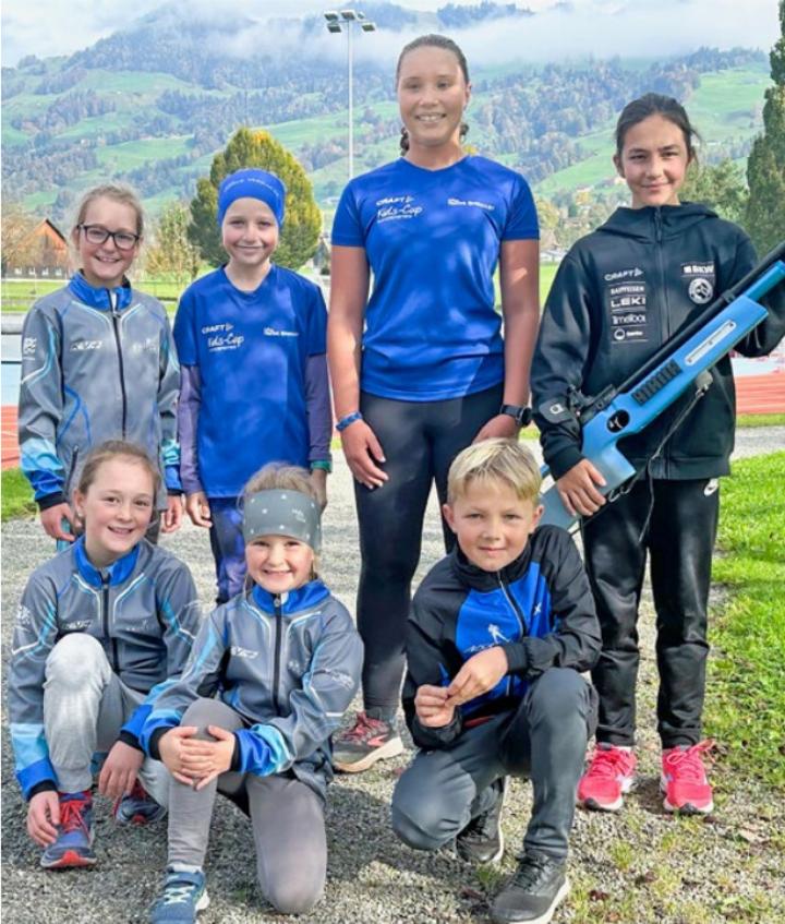 Die Truppe vom JB Kandertal, hinten v. l.: Naila Schranz, Leana Schmied, Elin Bürklin, Leandra Sieber; vorne v. l.: Jael Schranz, Elin Schranz, Björn Joder BILD: ZVG