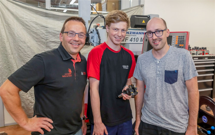 Experte Andreas Allenbach (l.), WorldSkills-Teilnehmer Dominic Brügger (Mitte) und sein Arbeitgeber Pascal Halter. BILD: MICHAEL SCHINNERLING