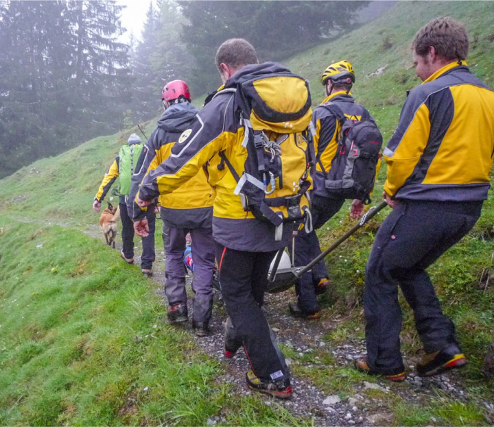 Bei schlechtem Wetter kann der Helikopter nicht fliegen, Verletzte werden ins Tal getragen. ALLE BILDER: ZVG