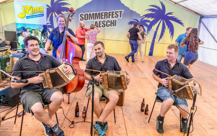 Die Aeschiried-Örgeler sorgten am Sommerfest für den perfekten Auftakt am Samstagabend (v.l.): Simon Zenger, Phillip Zaug, Fritz Wittwer und am Bass Andrea Schranz. BILDER: MICHAEL SCHINNERLING