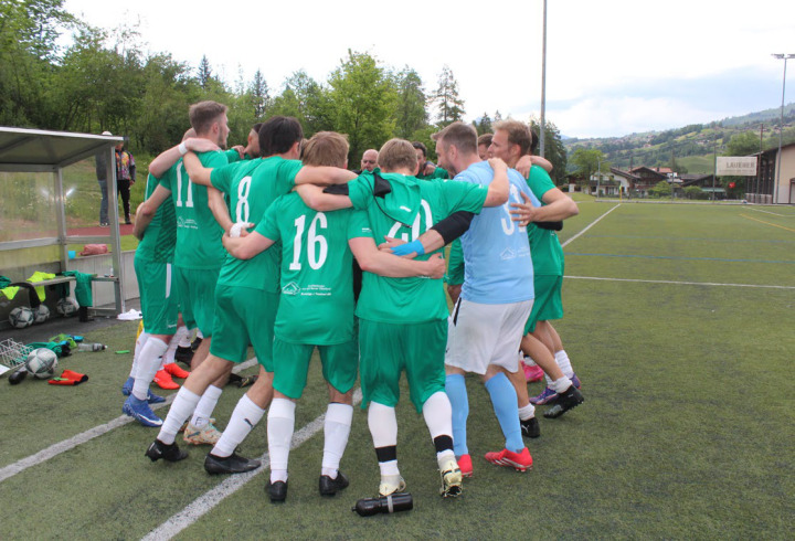 Das Fanionteam in Feierstimmung. BILD: MM
