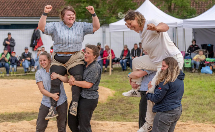 Letztes Jahr war sie noch ganz oben: Franziska Ruch (rechts) gewann das 1. Wiler Frauen- und Meitlischwingfest in Bazenheid. BILD: ZVG
