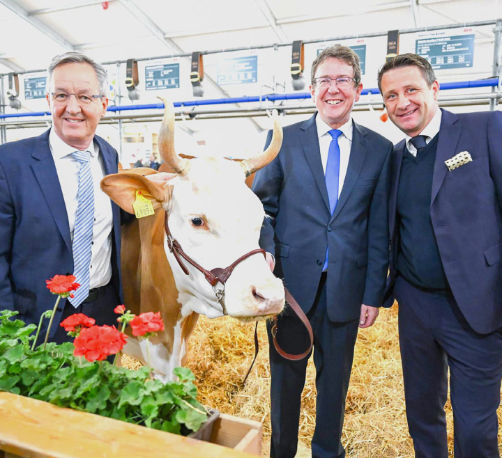 Bundesrat Albert Rösti (Mitte) mit VR-Präsident Peter Stähli (l.) und CEO Tom Winter an der BEA 2025 BILD: ZVG