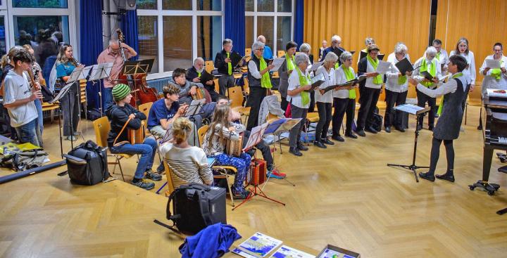 Hauptprobe zum Konzert «swiss made songs», «chrüz u quer dürs Land», mit dem Ensemble der Musikschule Thun links und dem Gemischten Chor Faulensee rechts im Bild. BILD: ZVG