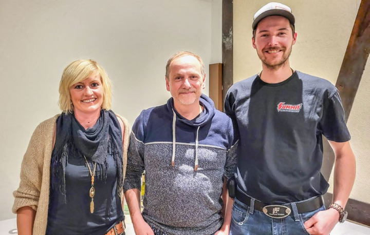 Sie gewannen den Ausschiesset: 1. Samuel Klopfenstein (Mitte), 2. Isabella Steiner und 3. Tony Zumkehr. BILDER: ZVG