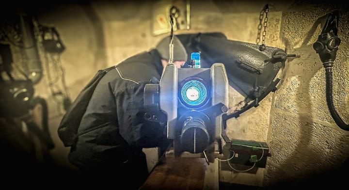 Der Blick durchs Visier der Panzerabwehrkanone faszinierte etliche Besucherinnen und Besucher am Bunkertag Mülenen.