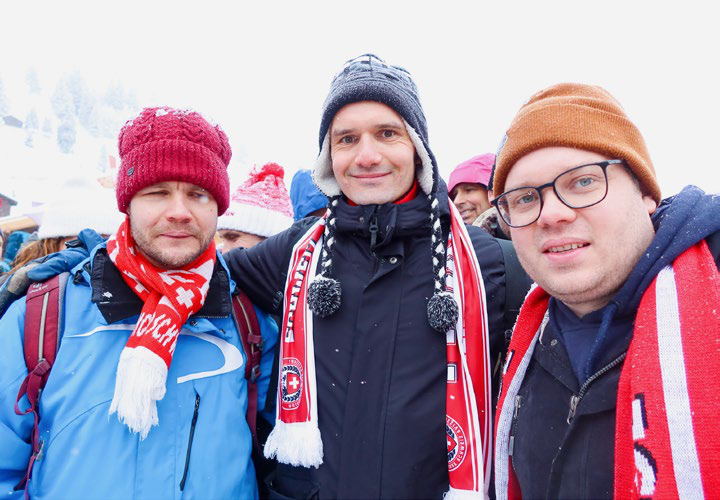 «Wir waren erst schockiert, wollten wir doch unbedingt Odi live bewundern», sagten Enrico, Alex und Stefan (v. l.) aus dem Mittelland. «Trotzdem sind wir dankbar und haben es lustig. Die Slalomfahrer sind wahre Künstler.»