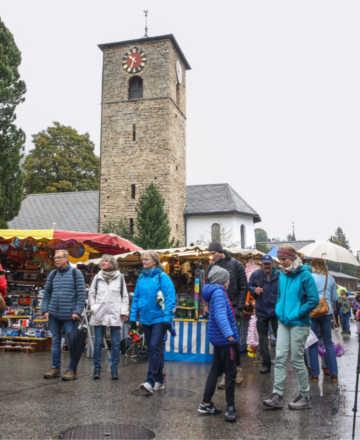 Der anfängliche Regen schreckte die Märitbesucher nicht ab. ALLE BILDER: MICHAEL SCHINNERLING