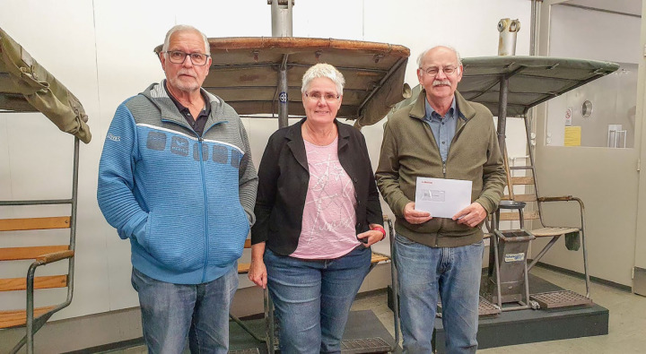 Das Haus der Museen in Kandersteg erhält finanzielle Hilfe von der Mobiliar. Von links: Urs Weibel, Claudia Greber und Peter Brügger. BILD: ZVG Das Haus der Museen in Kandersteg erhält finanzielle Hilfe von der Mobiliar. Von links: Urs Weibel, Claudia Greber und Peter Brügger. BILD: ZVG