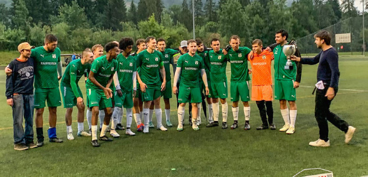 Die Trophäe im Dritt-/Viertligaturnier bleibt auf dem Gand in Kien – beim Fanionteam des FC Reichenbach. BILD: MICHAEL MAURER