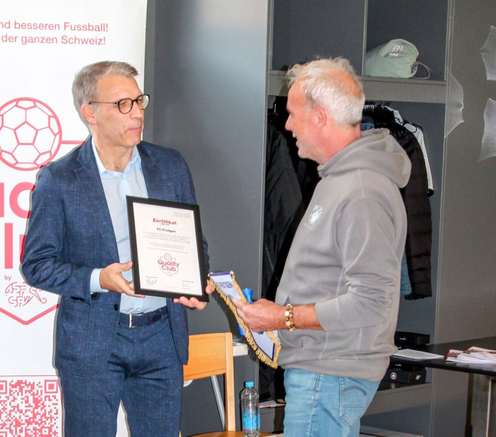 Peter Knäbel, Präsident des SFV (links), überreicht Thomas Rösch, Präsident FC Frutigen, das SFV Quality Club-Label. BILDER: ZVG