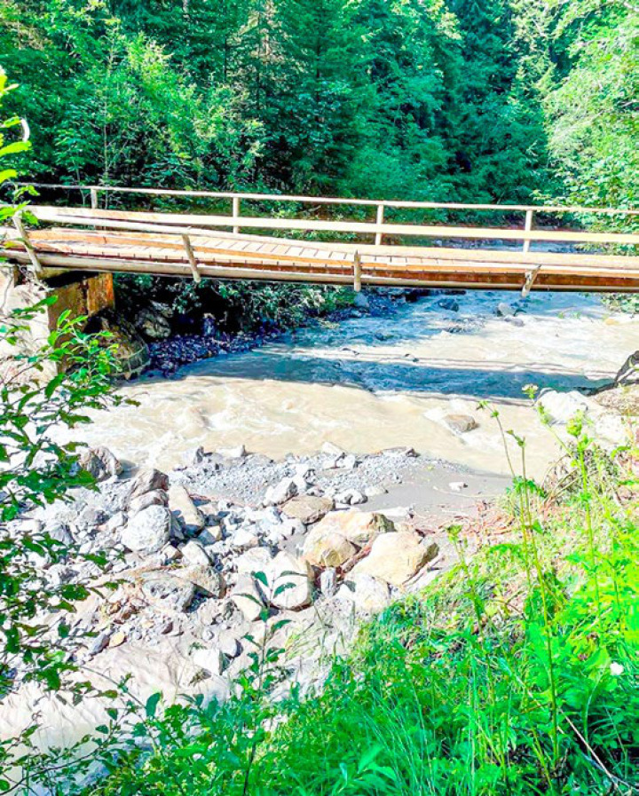 Die vom hochgehenden Bach beschädigte Suldweidbrücke BILD: ZVG